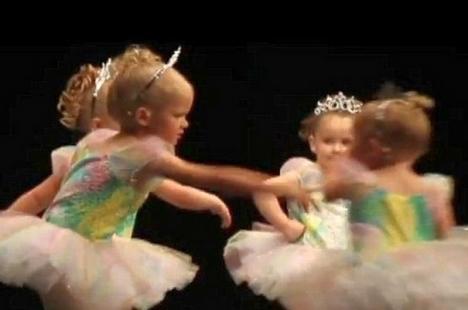 Micuţele balerine s-au luat la bătaie în timpul unui recital (VIDEO)
